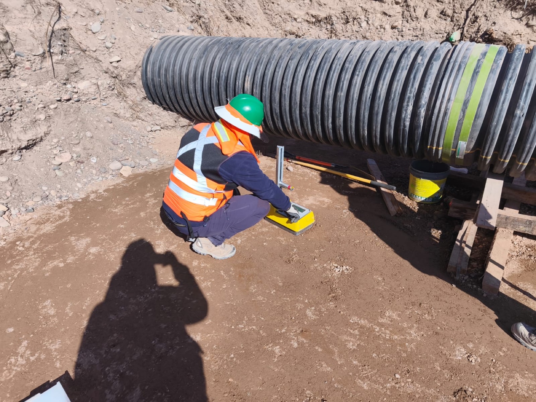 Ensayo de densidad in situ con densímetro nuclear en terreno